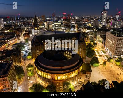 Image aérienne de la place Saint-Pierre et de la bibliothèque publique de Manchester la nuit Banque D'Images