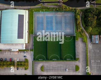 Vue de dessus d'un court de tenis sur le campus d'Etihad - Manchester UK Banque D'Images