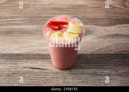 Vue rapprochée d'un smoothie à la fraise et à la banane. Banque D'Images