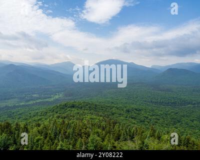 Alors que le ciel s'éclaircit au-dessus des vastes montagnes Adirondack, une vue imprenable se déploie depuis le sommet du mont Van Hoevenberg près de Lake Placid, New Yor Banque D'Images