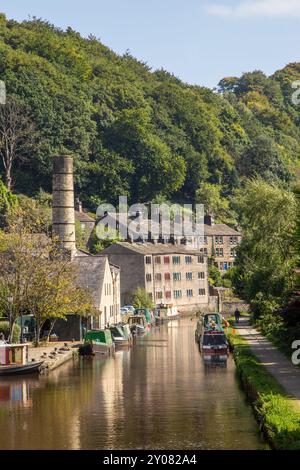 Les bateaux étroits de canal amarrés par l'ancien moulin Crossleys sur le canal de Rochdale dans la ville de marché de Calderdale Valley de Hebden Bridge West Yorkshire Angleterre Banque D'Images