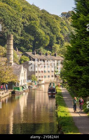 Les bateaux étroits de canal amarrés par l'ancien moulin Crossleys sur le canal de Rochdale dans la ville de marché de Calderdale Valley de Hebden Bridge West Yorkshire Angleterre Banque D'Images