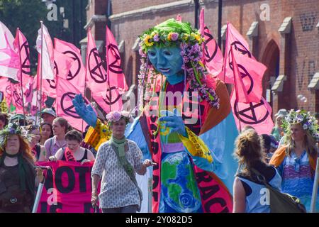 Windsor, Angleterre, Royaume-Uni. 1er septembre 2024. Les activistes de la rébellion d'extinction défilent le dernier jour de leur prise de contrôle de Windsor pendant trois jours, appelant à un changement de système et demandant au gouvernement d'agir sur la crise climatique. (Crédit image : © Vuk Valcic/ZUMA Press Wire) USAGE ÉDITORIAL SEULEMENT! Non destiné à UN USAGE commercial ! Crédit : ZUMA Press, Inc/Alamy Live News Banque D'Images