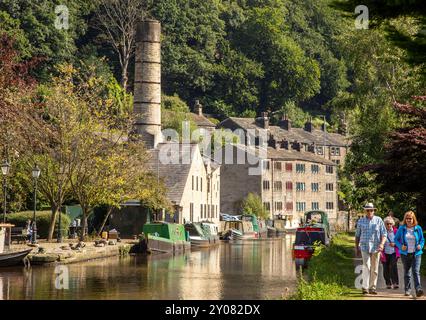 Les bateaux étroits de canal amarrés par l'ancien moulin Crossleys sur le canal de Rochdale dans la ville de marché de Calderdale Valley de Hebden Bridge West Yorkshire Angleterre Banque D'Images