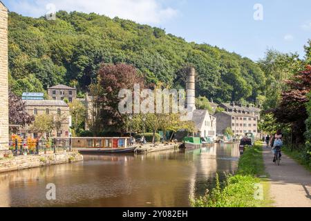 Les bateaux étroits de canal amarrés par l'ancien moulin Crossleys sur le canal de Rochdale dans la ville de marché de Calderdale Valley de Hebden Bridge West Yorkshire Angleterre Banque D'Images