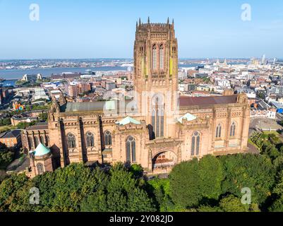 Une vue aérienne de la cathédrale de Liverpool, une grande cathédrale gothique surplombant la ville. Banque D'Images