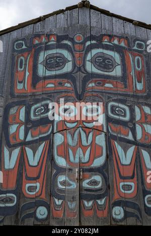 Alaska, Haines. Noow a frappé Tribal House, la dernière structure traditionnelle Tlingit restante construite dans la vallée de Chilkat. Détail de mur extérieur coloré. Banque D'Images