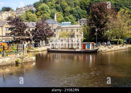 Le canal étroit mouillait le long d'anciens bâtiments de quai de canal sur le canal de Rochdale dans la ville de marché de Calder Valley West Yorkshire de Hebden Bridge Banque D'Images