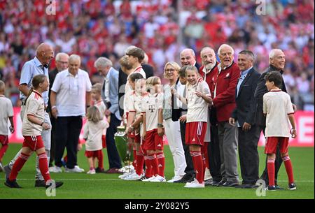 Muenchen, Deutschland. 01 Sep, 2024. vor Spielbeginn : Ehrung der Helden von 1974 Europapokal der Landessieger um Uli Hoeneß Hoeness Ehrenpraesident Aufsichtsrat FC Bayern Muenchen FCB Heidi Beckenbauer Schwarzenbeck Jan-Christian Dreesen Vorstandsvorsitzender FC Bayern Muenchen FCB bekommen Rasendusche ab FC Bayern Muenchen FCB vs SC Freiburg SCF 01.09.2024 DFL INTERDISENT TOUTE UTILISATION DE PHOTOS/VIDÉO OU QUASI-Live Banque D'Images