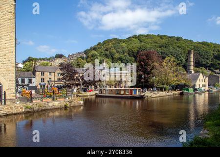 Le canal étroit mouillait le long d'anciens bâtiments de quai de canal sur le canal de Rochdale dans la ville de marché de Calder Valley West Yorkshire de Hebden Bridge Banque D'Images