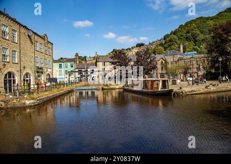 Le canal étroit mouillait le long d'anciens bâtiments de quai de canal sur le canal de Rochdale dans la ville de marché de Calder Valley West Yorkshire de Hebden Bridge Banque D'Images