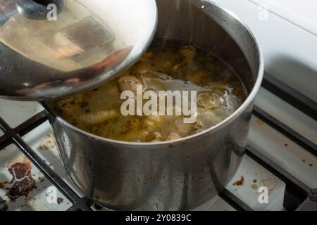 Une vue de pozole verde dans une marmite. Banque D'Images