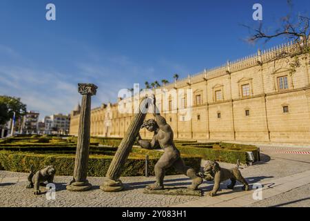 Statues devant le Parlement andalou, (Parlamento de Andalucia) à Séville, Espagne, Europe Banque D'Images