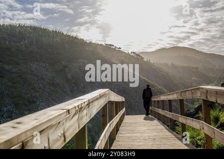 Un homme contemplant la beauté des mointains de la promenade à Alferce, Algarve, Portugal, Europe Banque D'Images