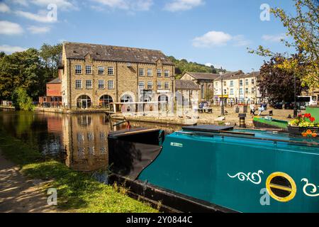 Le canal étroit mouillait le long d'anciens bâtiments de quai de canal sur le canal de Rochdale dans la ville de marché de Calder Valley West Yorkshire de Hebden Bridge Banque D'Images