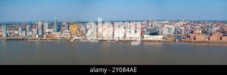 Une vue aérienne de Liverpool, en Angleterre, avec la rivière Mersey au premier plan et les gratte-ciel de la ville en arrière-plan. Banque D'Images