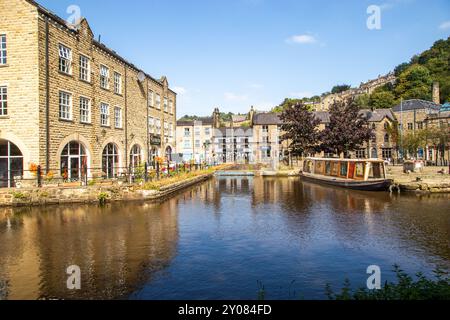 Le canal étroit mouillait le long d'anciens bâtiments de quai de canal sur le canal de Rochdale dans la ville de marché de Calder Valley West Yorkshire de Hebden Bridge Banque D'Images