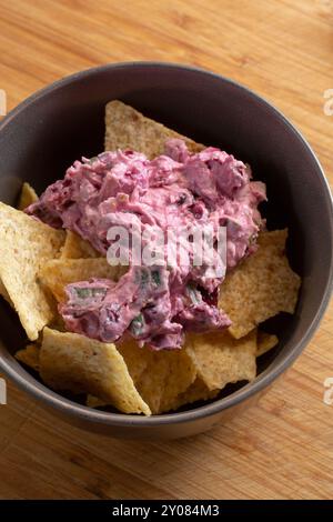 Une vue de haut en bas de canneberges jalapeno trempez sur quelques chips de tortilla. Banque D'Images