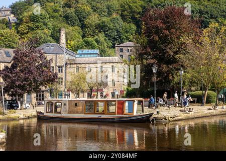 Les bateaux étroits de canal amarrés par l'ancien moulin Crossleys sur le canal de Rochdale dans la ville de marché de Calderdale Valley de Hebden Bridge West Yorkshire Angleterre Banque D'Images