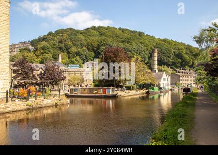 Les bateaux étroits de canal amarrés par l'ancien moulin Crossleys sur le canal de Rochdale dans la ville de marché de Calderdale Valley de Hebden Bridge West Yorkshire Angleterre Banque D'Images