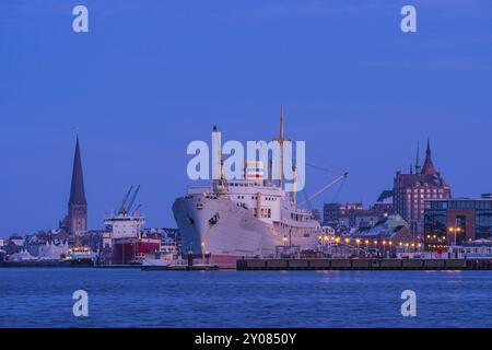 Vue sur le port de la ville à Rostock Banque D'Images