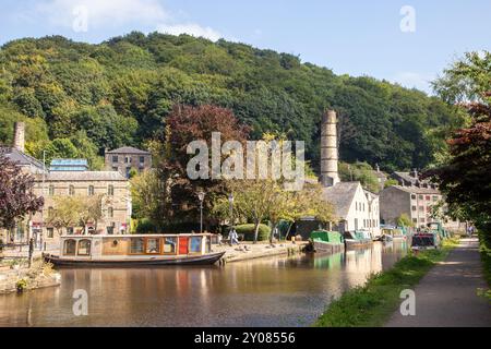 Les bateaux étroits de canal amarrés par l'ancien moulin Crossleys sur le canal de Rochdale dans la ville de marché de Calderdale Valley de Hebden Bridge West Yorkshire Angleterre Banque D'Images