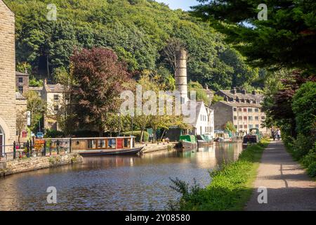 Les bateaux étroits de canal amarrés par l'ancien moulin Crossleys sur le canal de Rochdale dans la ville de marché de Calderdale Valley de Hebden Bridge West Yorkshire Angleterre Banque D'Images