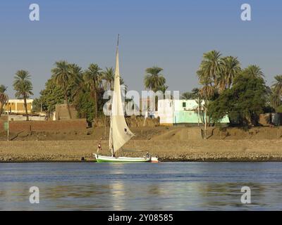 Village sur le Nil, Felucca Banque D'Images