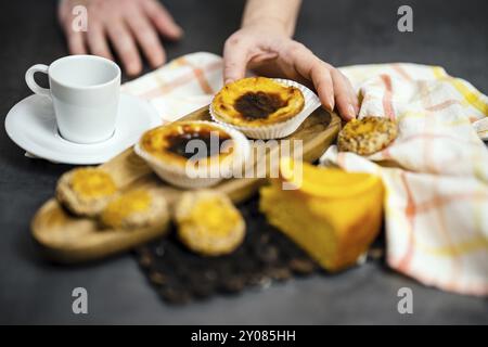 Sucreries traditionnelles portugaises avec l'accent principal sur le célèbre Pastel de Nata, Faro, Portugal, Europe Banque D'Images