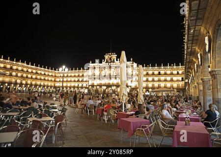 Plaza Mayor la nuit, derrière la mairie, Salamanque, province de Salamanque, Castille-et-Léon, Espagne, Europe Banque D'Images