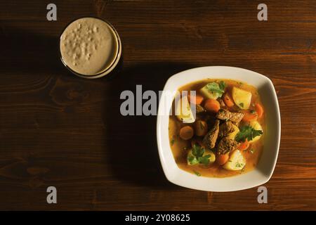 Ragoût irlandais traditionnel avec une pinte de bière sur une table vue d'en haut Banque D'Images