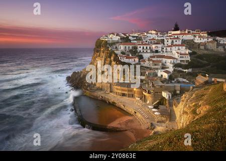 Azenhas do Mar village pittoresque traditionnel du Portugal au coucher du soleil Banque D'Images