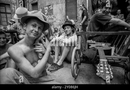 Allemagne, Berlin, 22 juin 1991, soirée dans la cour au squat de l'Auguststrasse 10, KULE (Kunst und Leben), Europe Banque D'Images