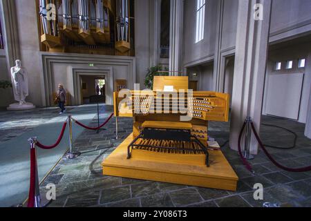 REYKJAVIK, ISLANDE, 06 JUILLET : pédales et arrêts pour l'orgue à pipe dans l'église Hallgrimskirkja le 06 juillet 2013 à Reykjavik, Islande, Europe Banque D'Images