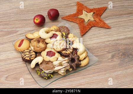 Biscuits de Noël avec décoration, biscuits cuits sur une assiette pour Noël Banque D'Images