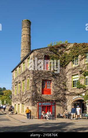 L'ancien Hebden Bridge Mill est maintenant un café et des points de vente au détail à l'angle de St George Street et Bridge Gate dans la ville populaire du Yorkshire Banque D'Images