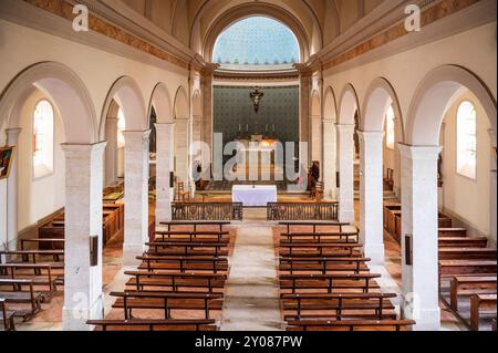 Intérieur de l'église Saint-Pierre-aux-liens de Brangues à Brangues, France Banque D'Images