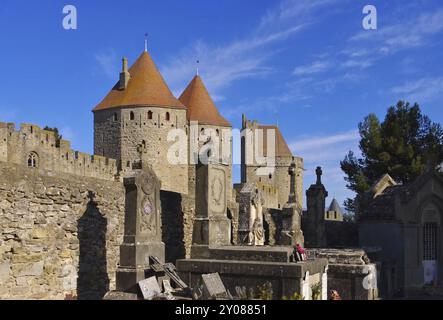 Cité von Carcassonne, château de Carcassonne et cimetière dans le sud de la France Banque D'Images