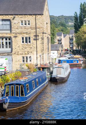 Des bateaux étroits sur le canal de Rochdale lorsqu'il passe à travers les écluses sur le canal de Rochdale à Sowerby Bridge West Yorkshire Banque D'Images