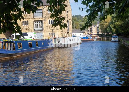 Des bateaux étroits sur le canal de Rochdale lorsqu'il passe à travers les écluses sur le canal de Rochdale à Sowerby Bridge West Yorkshire Banque D'Images