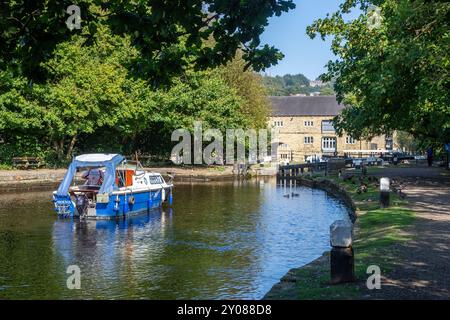 Bateau de plaisance sur le canal de Rochdale alors qu'il traverse les écluses sur le canal de Rochdale dans Sowerby Bridge West Yorkshire Banque D'Images