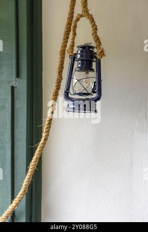 Vieille lampe accrochée au mur par une corde à l'intérieur d'une chambre à Ouro Preto, Minas Gerais Banque D'Images