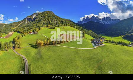 Ferme et prairies alpines, en arrière-plan les sommets du groupe Geisler, plan panoramique, plan drone, Sankt Magdalena, Villnoesstal, Dolomites, Auton Banque D'Images