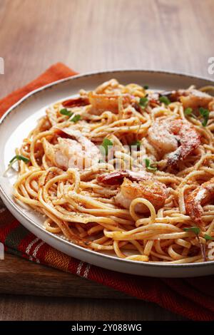 Spaghetti aux crevettes tigrées, en sauce tomate, fait maison, vue de dessus, pas de gens Banque D'Images