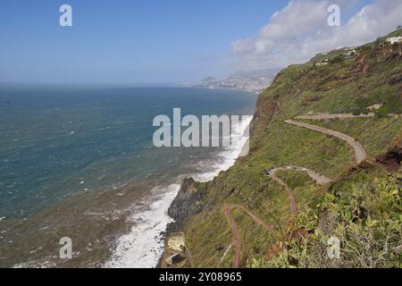 Vue aérienne d'une route avec de nombreuses courbes dans Canico, Madère sur le littoral Banque D'Images