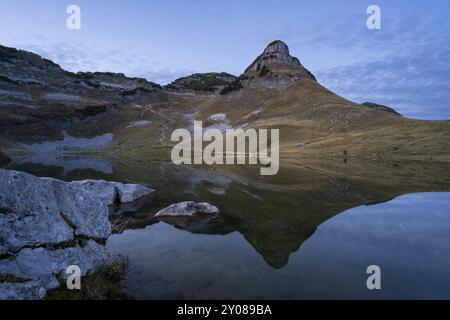 Lac Augstsee et la montagne Atterkogel sur le perdant. Automne, beau temps, ciel bleu. Le soir après le coucher du soleil. Réflexion. Altaussee, Bad Aussee Banque D'Images