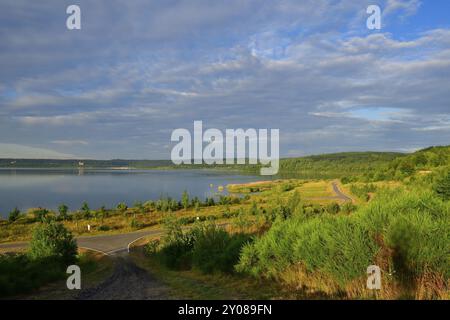 Matin sur le lac Berzdorf en été Un matin sur le lac Berzdorf en été Banque D'Images