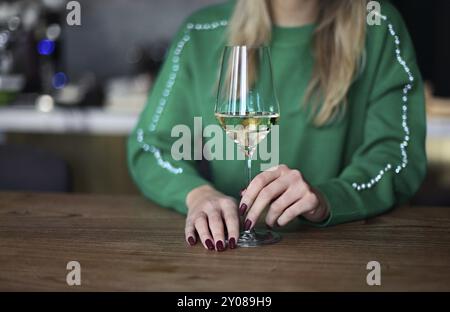 Portrait de femme tenant un verre de vin blanc. Femme en winery Banque D'Images