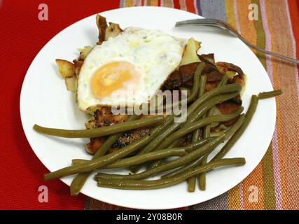 Haricot français et oeuf brouillé et popato frit sur l'assiette Banque D'Images