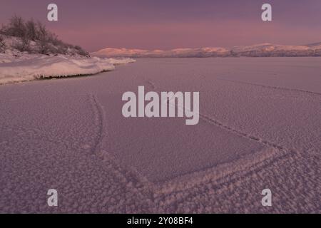 Ambiance matinale au lac gelé Tornetraesk, Abisko, Norrbotten, Laponie, Suède, décembre 2012, Europe Banque D'Images